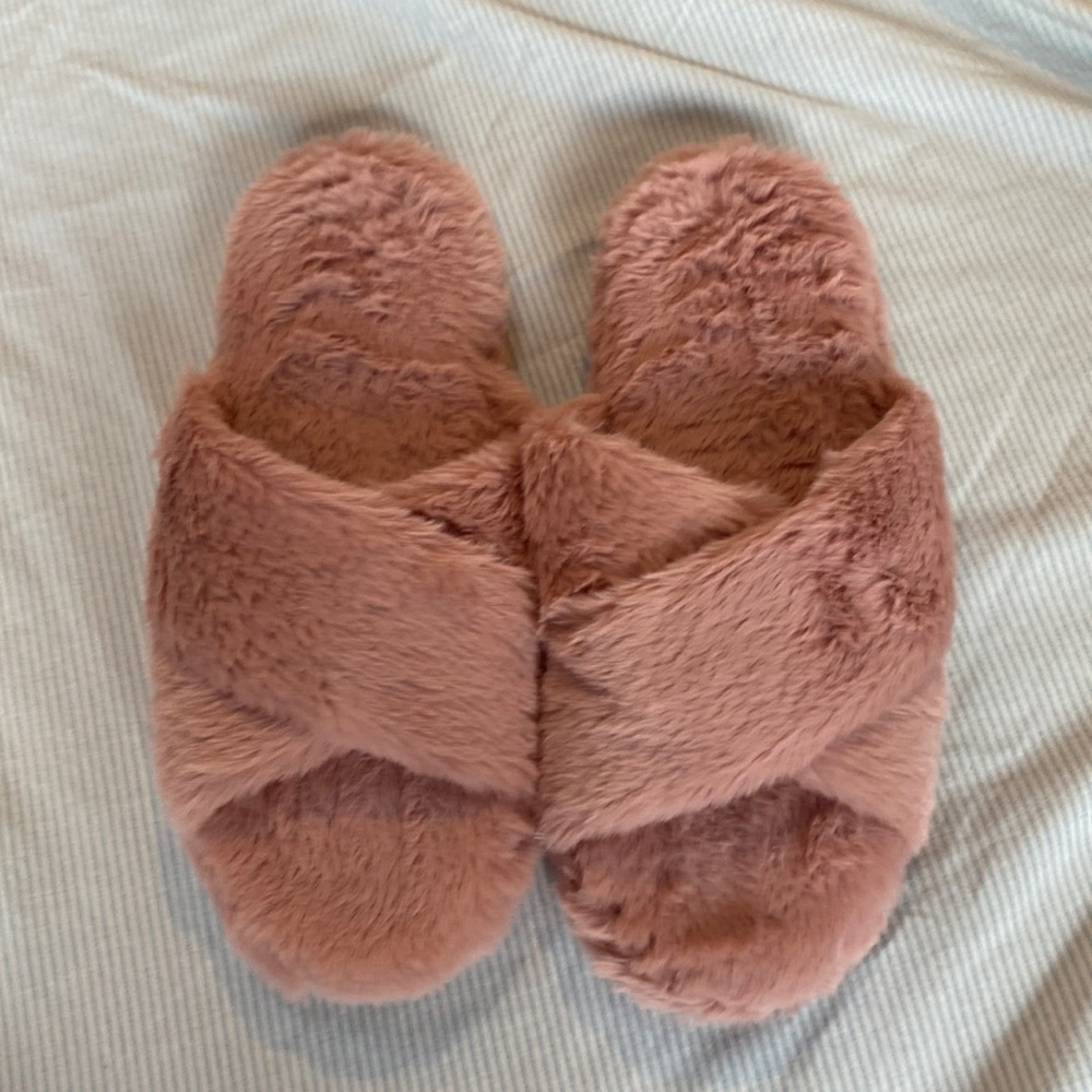 5/$46 FamiPort Pink Slippers size L